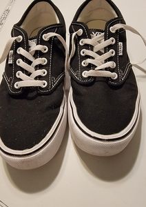 Vans size 10.5 low top Skate shoes in EXCELLENT CONDITION. Lighty worn